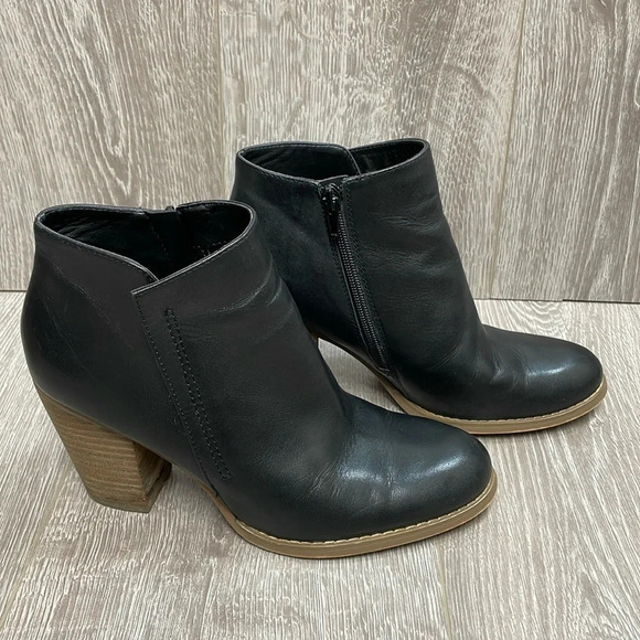Guess Black Leather Stacked Heel Ankle bootie 8M - Picture 1 of 16